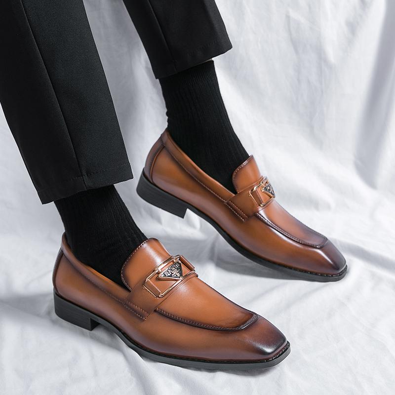 Fashion British Black Brown Slip On Loafers New Men Pointed Patent Leather Shoes Male Designer Formal Wedding Dress Homecoming Footwear