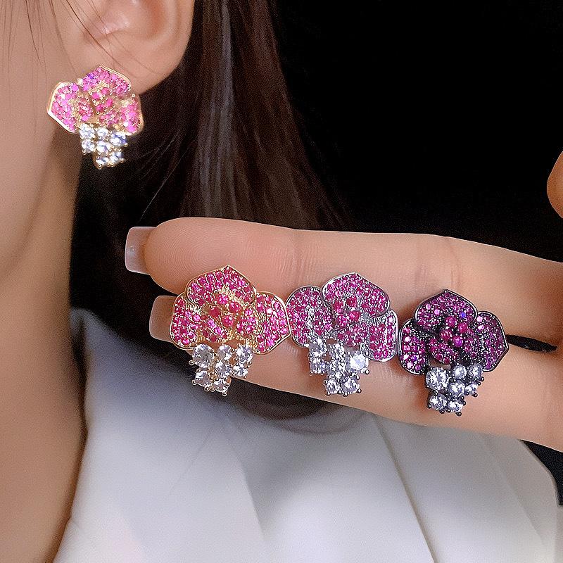

European & American Minimalist Rose Earrings: Luxe Three-Dimensional Zircon Studs