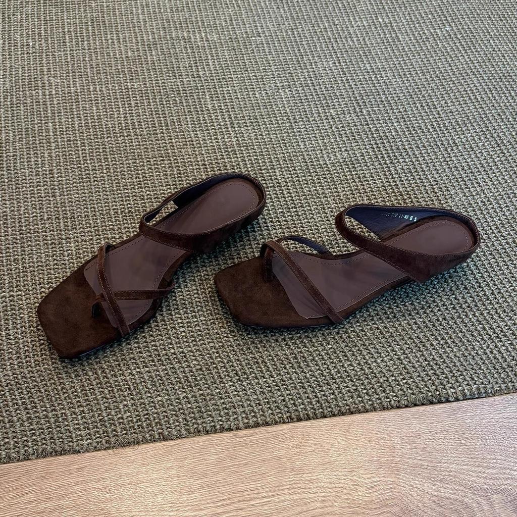 2025 nieuwe modieuze en eenvoudige casual cover teen met sandalen dames zomer retro vierkante neus schuine hak buiten dragen coole slippers