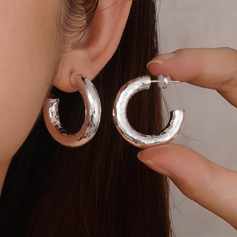 Elegant C-Shaped Earrings: Fashionable Geometric Hoops In Gold or Silver. Perfect for Commuting, Offering a Versatile, Lightweight Luxury Style.