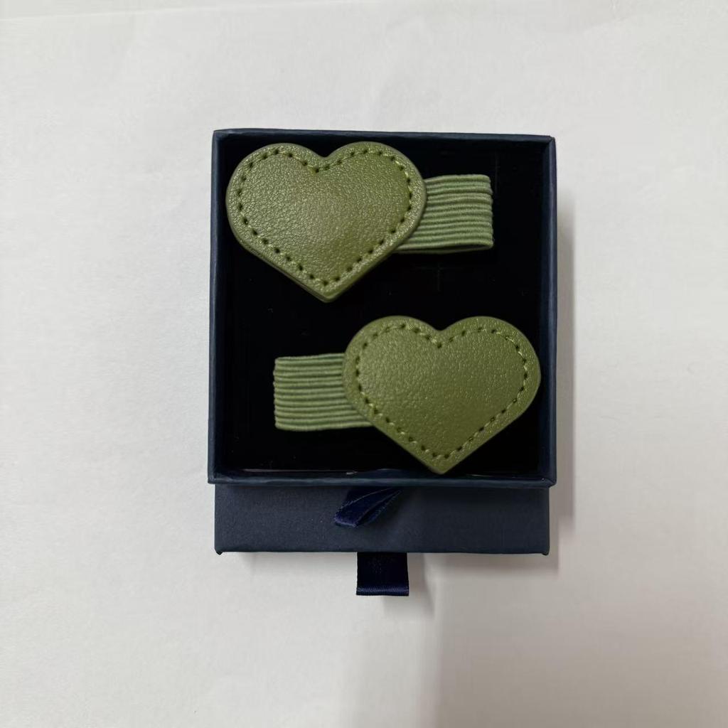 Heart-shaped Leather Magnetic Bookmark with Pen Holder
