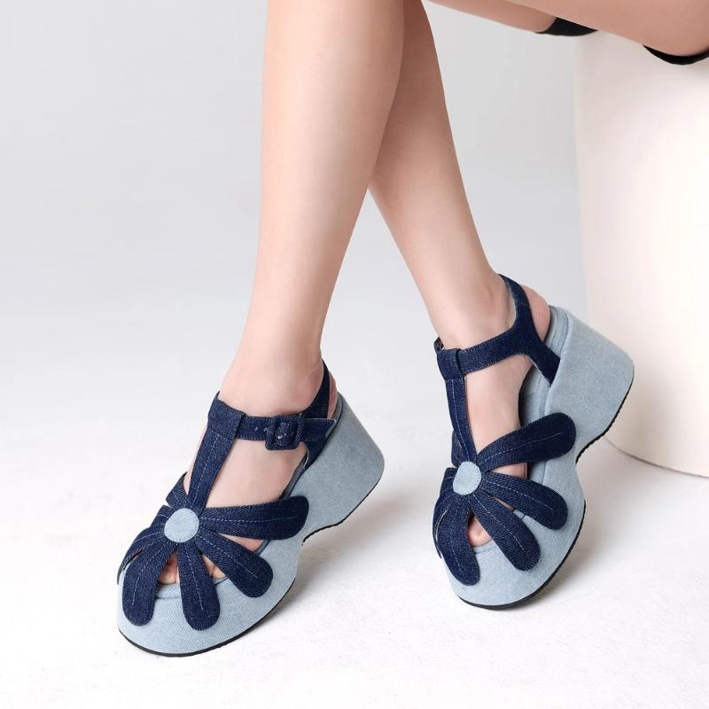 Fashion High Quality Denim Platform Sandals Women Fashion T Strap Buckle Flower Decoration Designer Shoe Summer Sexy Open Toe Beach Shoe