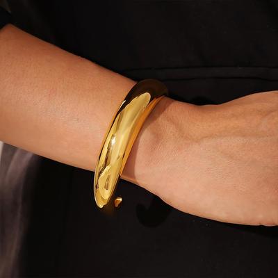 Europäisches halbmondförmiges C-förmiges Titanstahlarmband, 18 Karat vergoldet, glatte Oberfläche, Schmuck im INS-Stil.