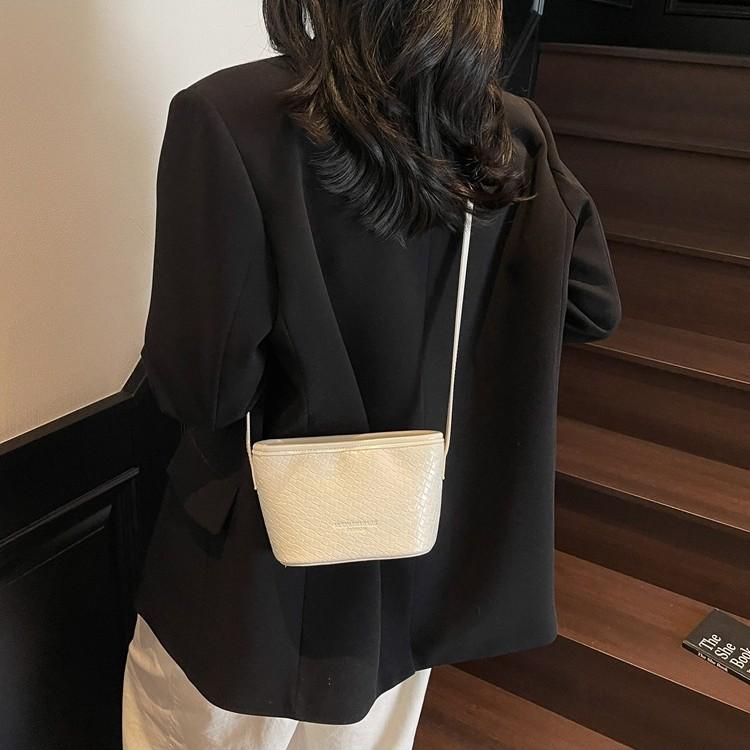 Niche Soft Leather Woven Pattern Armpit Bag Women's New Trend Fashion Versatile Commuter Shoulder Messenger Bag