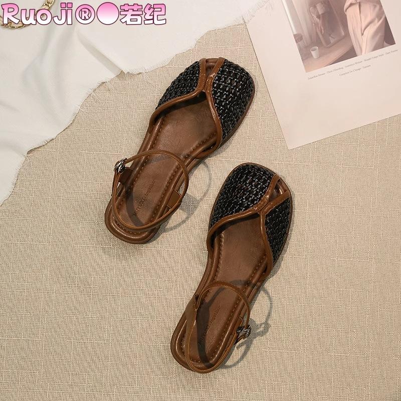 Römische Sandalen Damen Sommerbekleidung 2025 flachsohlige Taschenkopf mit Löchern Schuhe Nische Retro Füße kleiner Rock Schuhe