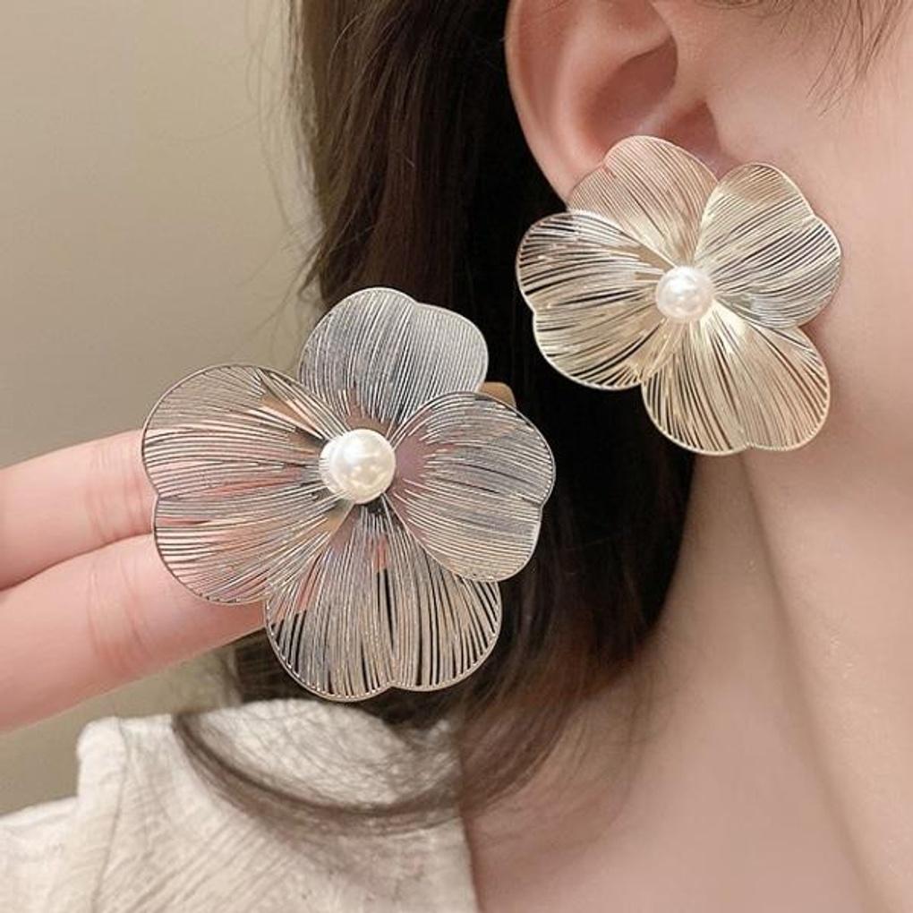 Women's Accessories Metal Flower Leaf Pearl Earrings [Silver Needle]