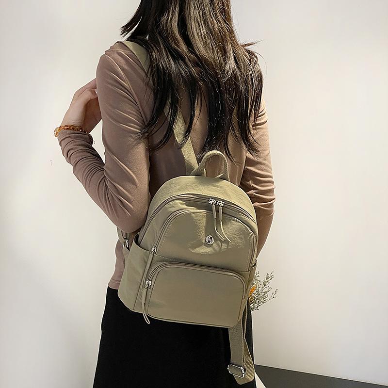 Simple and stylish backpack, high-end sense niche women's outdoor travel commuter small bag