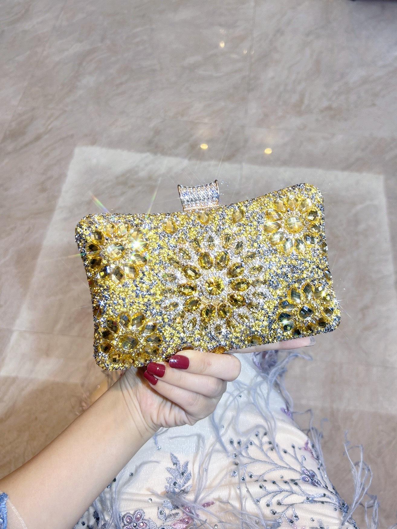 

Acrylic Sunflower One-Shoulder Evening Gown Clutch Crossbody Bag - European and American Minimalist Style Women s Bag золотий
