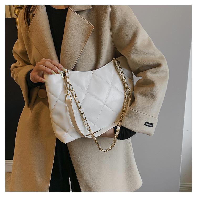 2023 Winter New Women's Bag Fashion Street Trend Shoulder Bag Retro Casual Crossbody Bag Rhombic Chain Tote Bag In Black