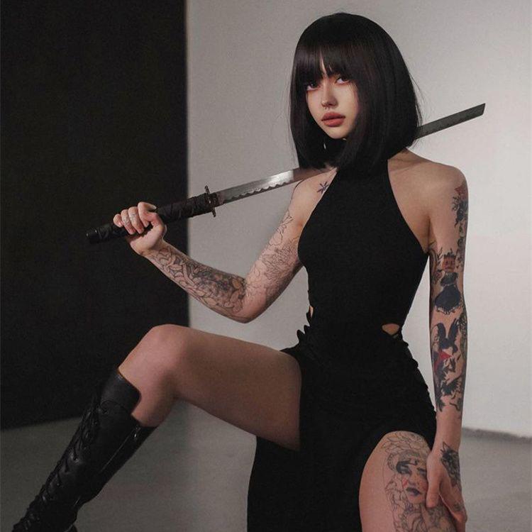 OMG Europäischer Stil Schwarzes Schnür-Bandagekleid mit Cut-out Seiten Schlitz und Neckholder.