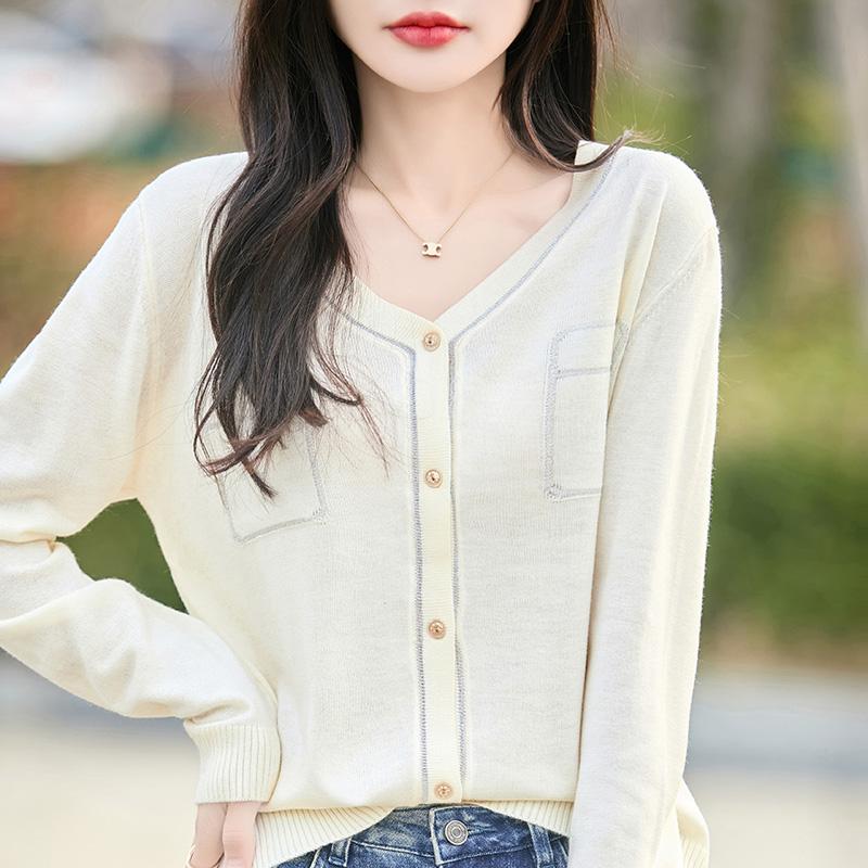 Damekardigan i lett 50% ull 50% morbærsilke - Allsidig strikkeplagg for alle årstider for komfort og stil hele året