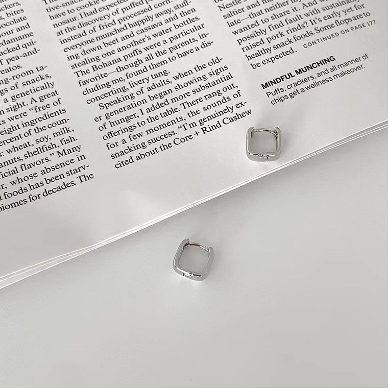Pendientes cuadrados de plata S925 japonesa y coreana - Elegantes, cómodos, diseño que no se quita para hombres y mujeres