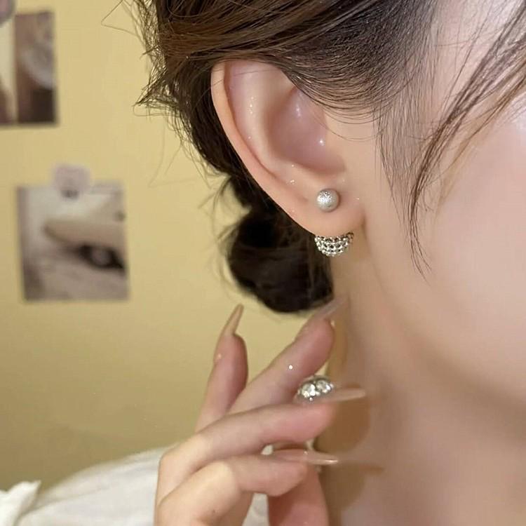 Two-Way Matte Hollow Round Ball Earrings - Retro Light Luxury Studs with Unique Design and Exquisite Small Ear Jewelry.