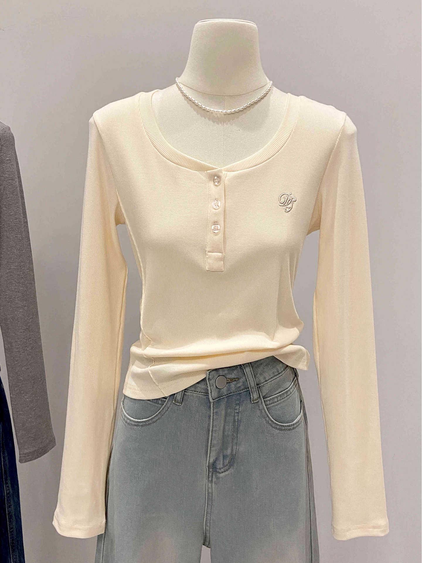 

Chic Korean-Style U-Neck Embroidered Slimming T-Shirt with Inner Layer and Buttoned Long Sleeves for Women, Ideal for Spring and Autumn. Medium абрикосовый