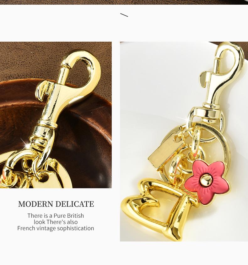 Bezaubernder floraler Buchstaben-Schlüsselanhänger: Kirsch- & Pflaumenblüten-Anhänger für Damentaschen
