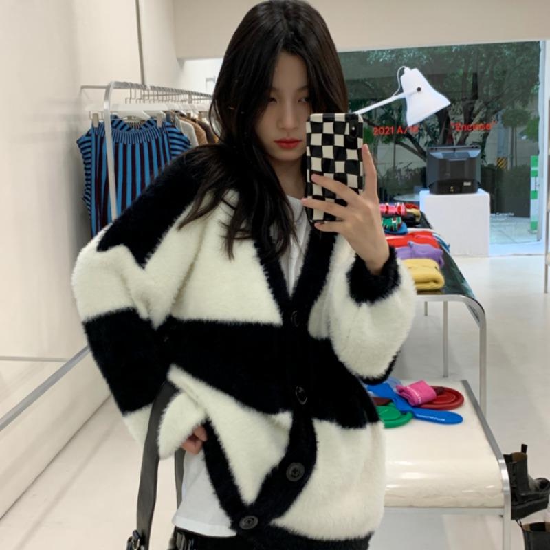 Cardigan Autumn and Winter Premium Soft V-Neck Loose Sweater 2023 Knitted Coat Women Cardigan Black and White Striped Sweater