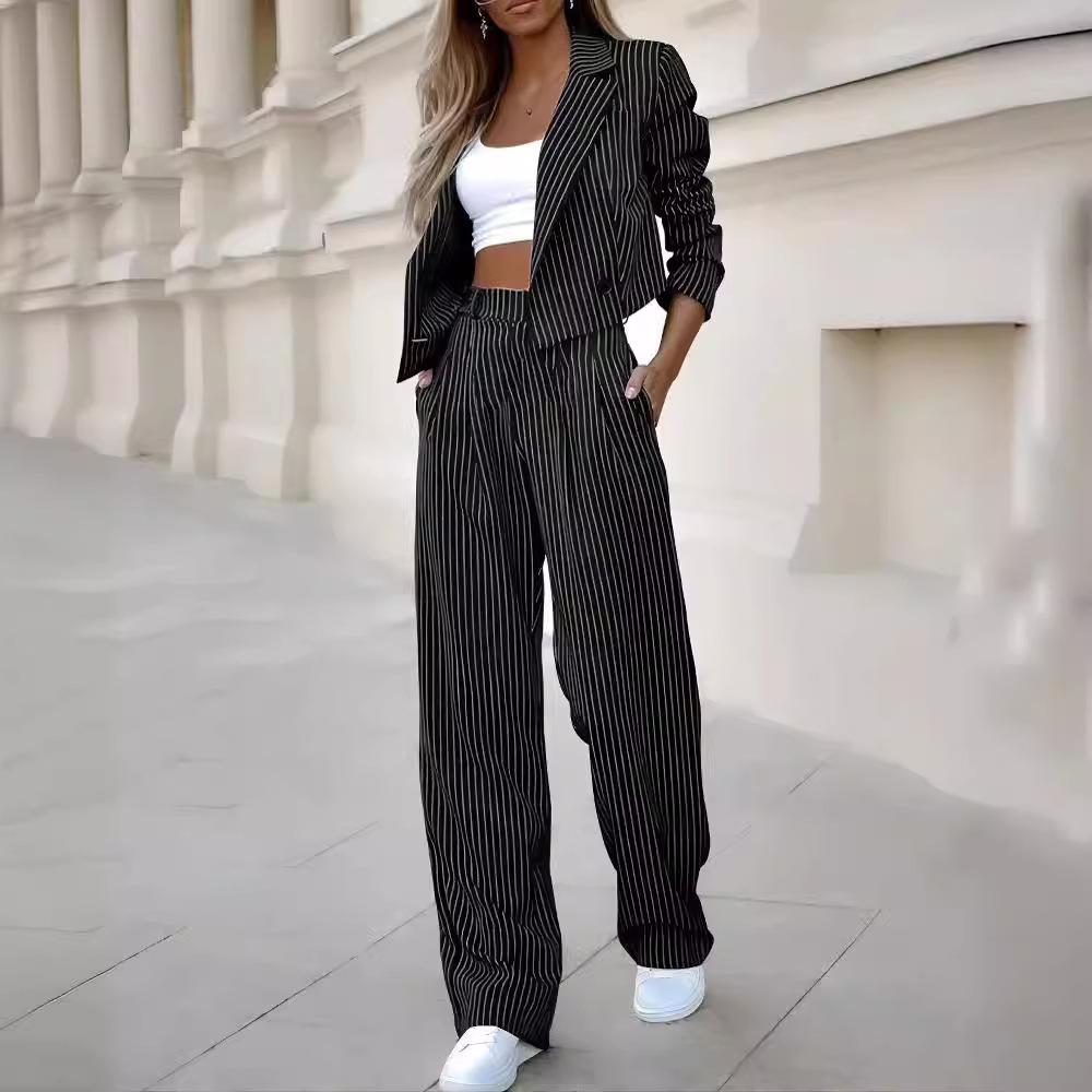 Completo Blazer Corto a Righe e Pantaloni a Gamba Larga