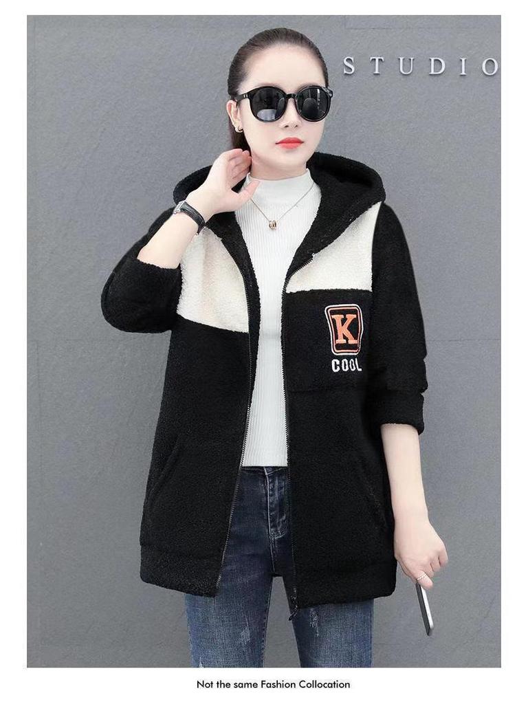 Damski sweter-płaszcz z haftem, blokami kolorów, z wełny jagnięcej - Średniej długości, podszyty polarem, sztuczne futro, luźny krój, Moda jesień/zima