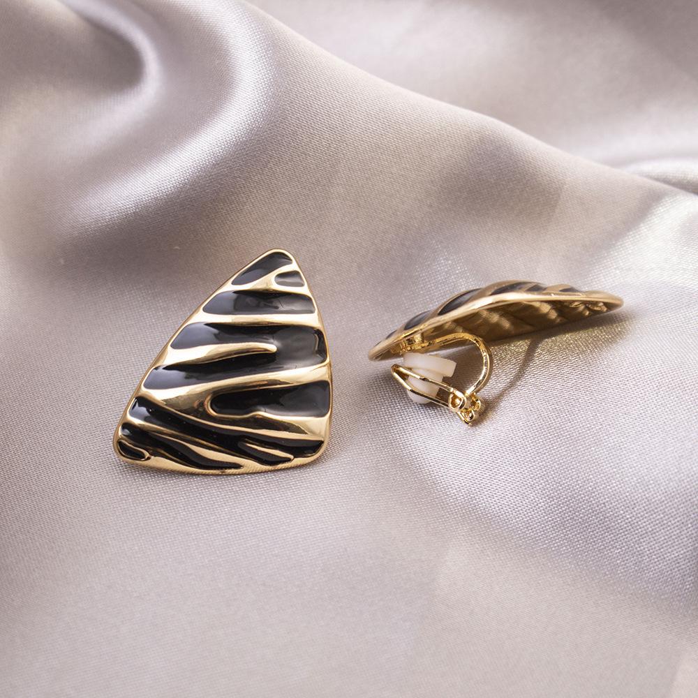 Elegant Clip-On Triangle Earrings for Non-Pierced Ears - Versatile, Light Luxury for Everyday Wear.