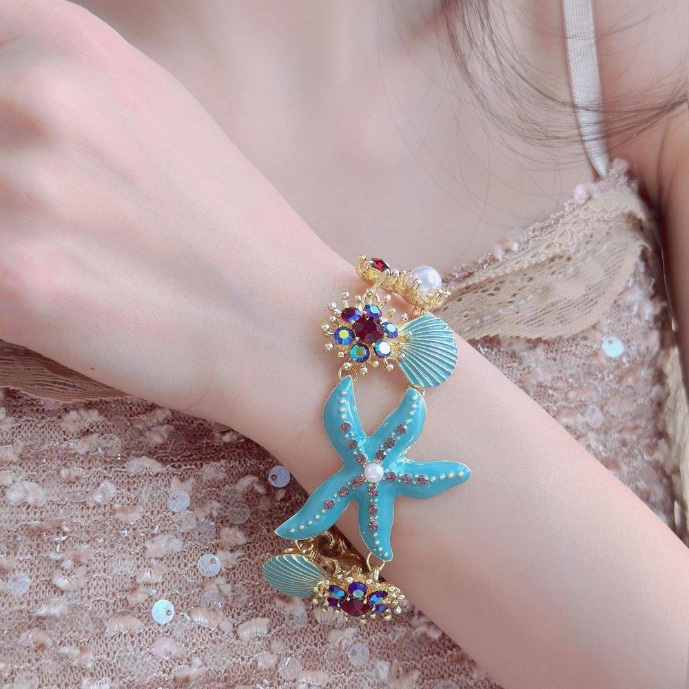 

Браслет-звезда из жемчуга с бриллиантами и эмалью, универсальный браслет в стиле океанского отдыха, нишевая мода и ювелирные изделия высокого класса.