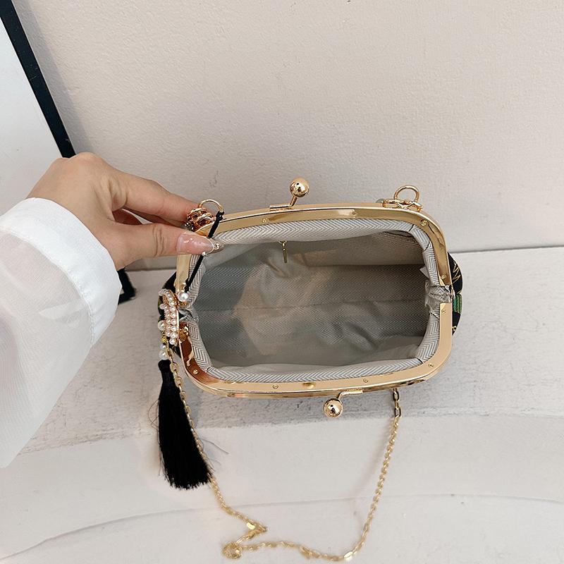 New Chinese Style Women's Embroidered Shell Handbag with Chain Strap Single Shoulder Bag Metal Clip Crossbody Bag Beaded Handbag