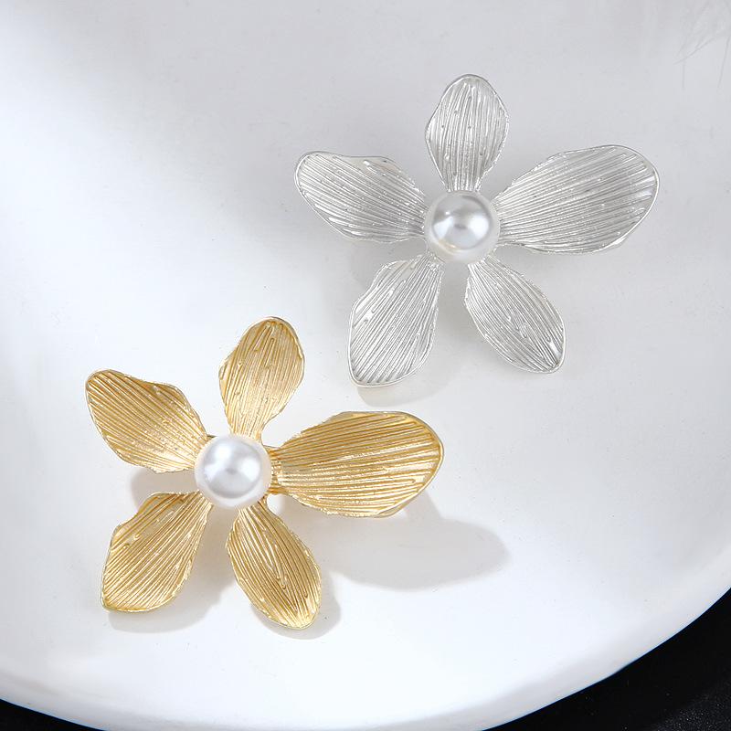 Retro Five-petal Flower Brooch Pearl Corsage Elegant Retro Matte Gold Plating Flower Pins Clothes Accessories Long-Lasting Color Exquisite Brooch Gift