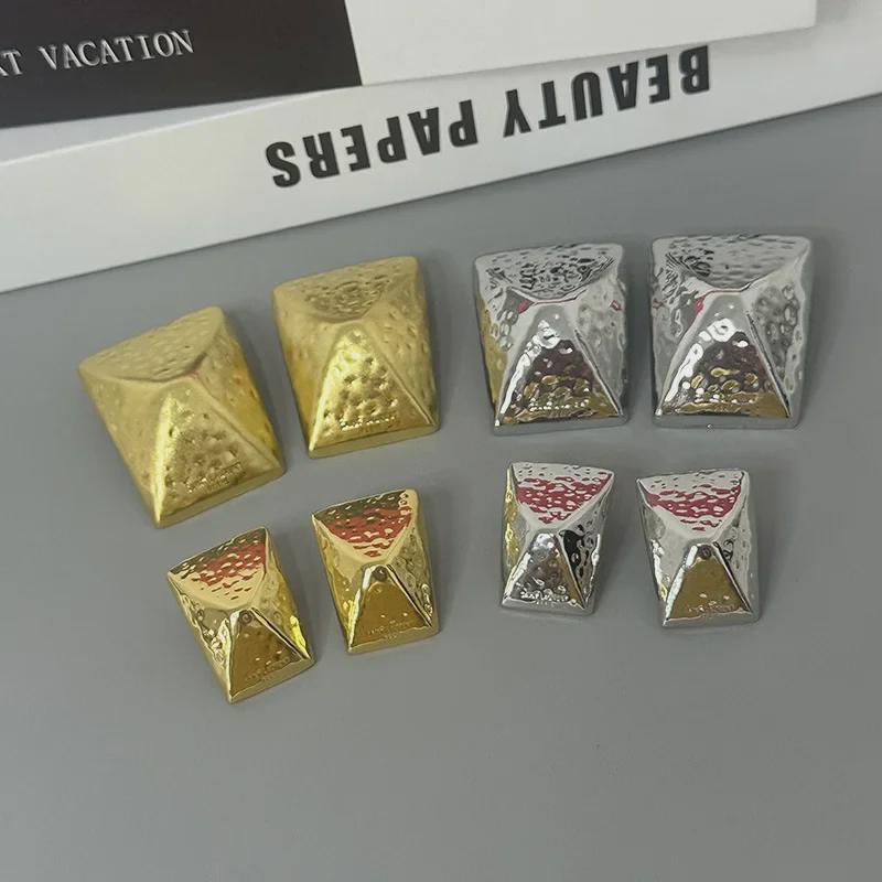 "Yang Shulin's Fashionable Hammer Pattern Geometric Square Earrings: Luxurious, High-End Statement for Women."
