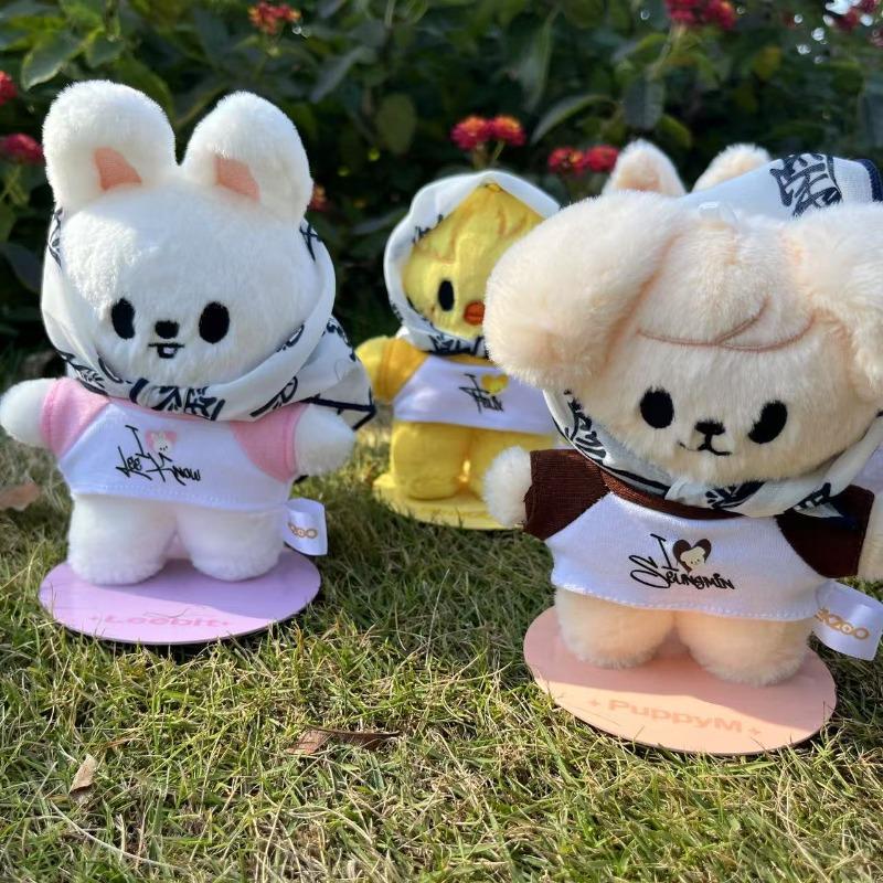 Najnowszy pop-up store skzoo w 2025 roku zawiera magnetyczną lalkę stojącą w uroczej kreskówkowej pozie jako figurkę prezentową oraz celebrytę.