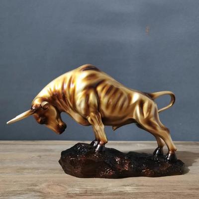 Artigianato in Resina Scultura di Figura Realistica Statuetta Toro Dorato Statua Toro Mucca Bestiame Statuette Decorative Decorazione per la Casa