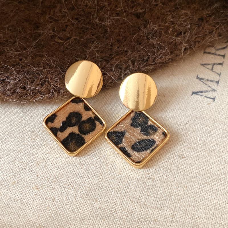 Silver Needle Autumn and Winter Retro Love Fan-shaped Leopard Print Earrings Light Luxury High-end Stud Earrings Niche Maillard Earrings