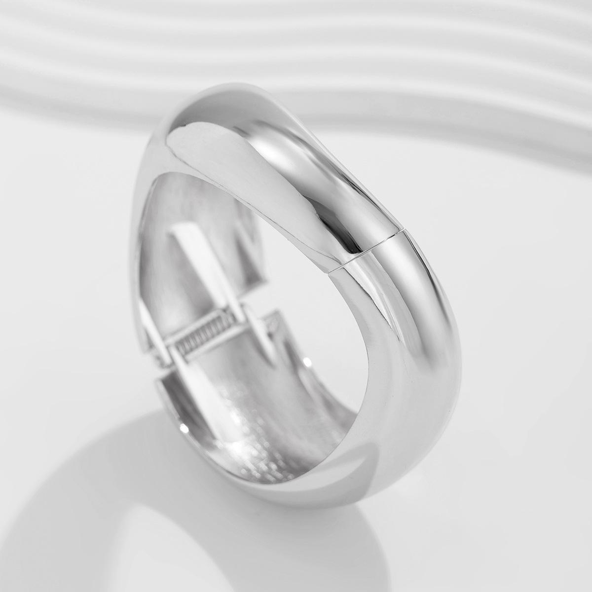 

Набор пружинных браслетов из сплава в форме гладкой дуги в европейском и американском стиле