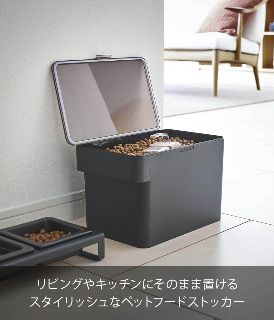 Yamazaki Jitsugyo Luftdichter Tierfuttervorratsbehälter 3,5 kg mit Messbecher Schwarz ca.. B30 x T19,7 x H19,2 cm (Bei geöffnetem Deckel ca.. H37,5 cm) Turm