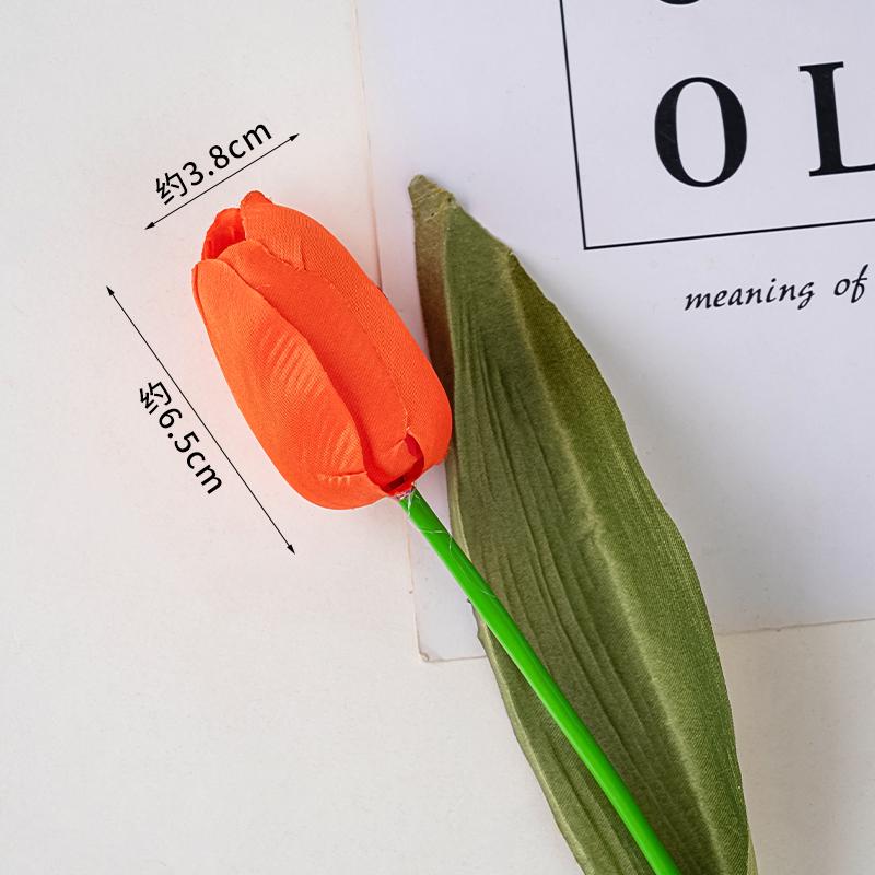 Minimalistischer Tulpen-Kuchenaufsatz mit frischen Blumen und Band für den Muttertag oder Geburtstag