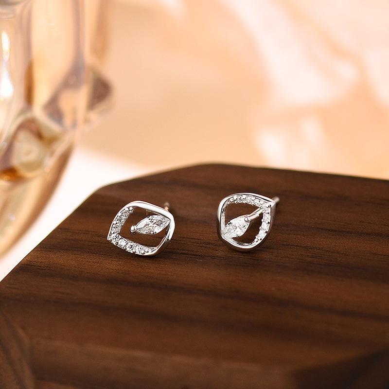 

Серьги-гвоздики в форме бриллианта, полые, маленькие, серьги высокого класса