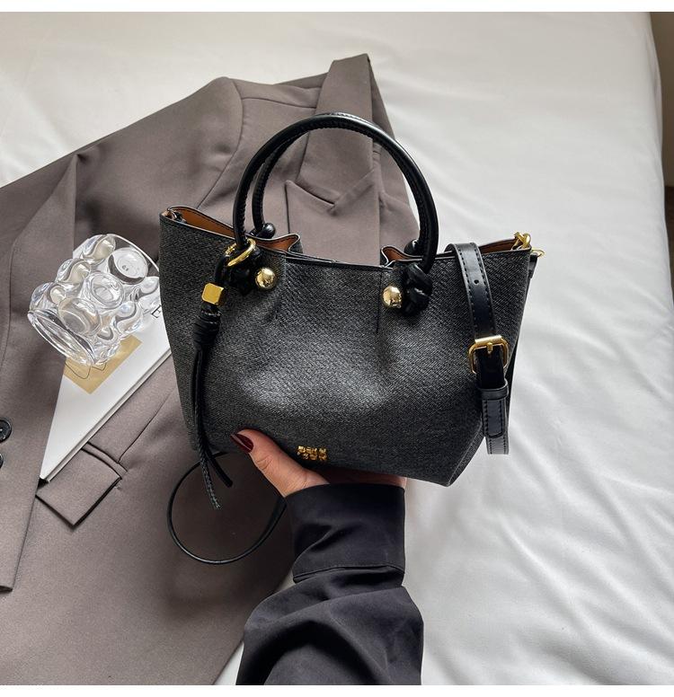 Premium messenger bag niche design pleated portable bucket bag women's 2025 new fashion versatile shoulder bag