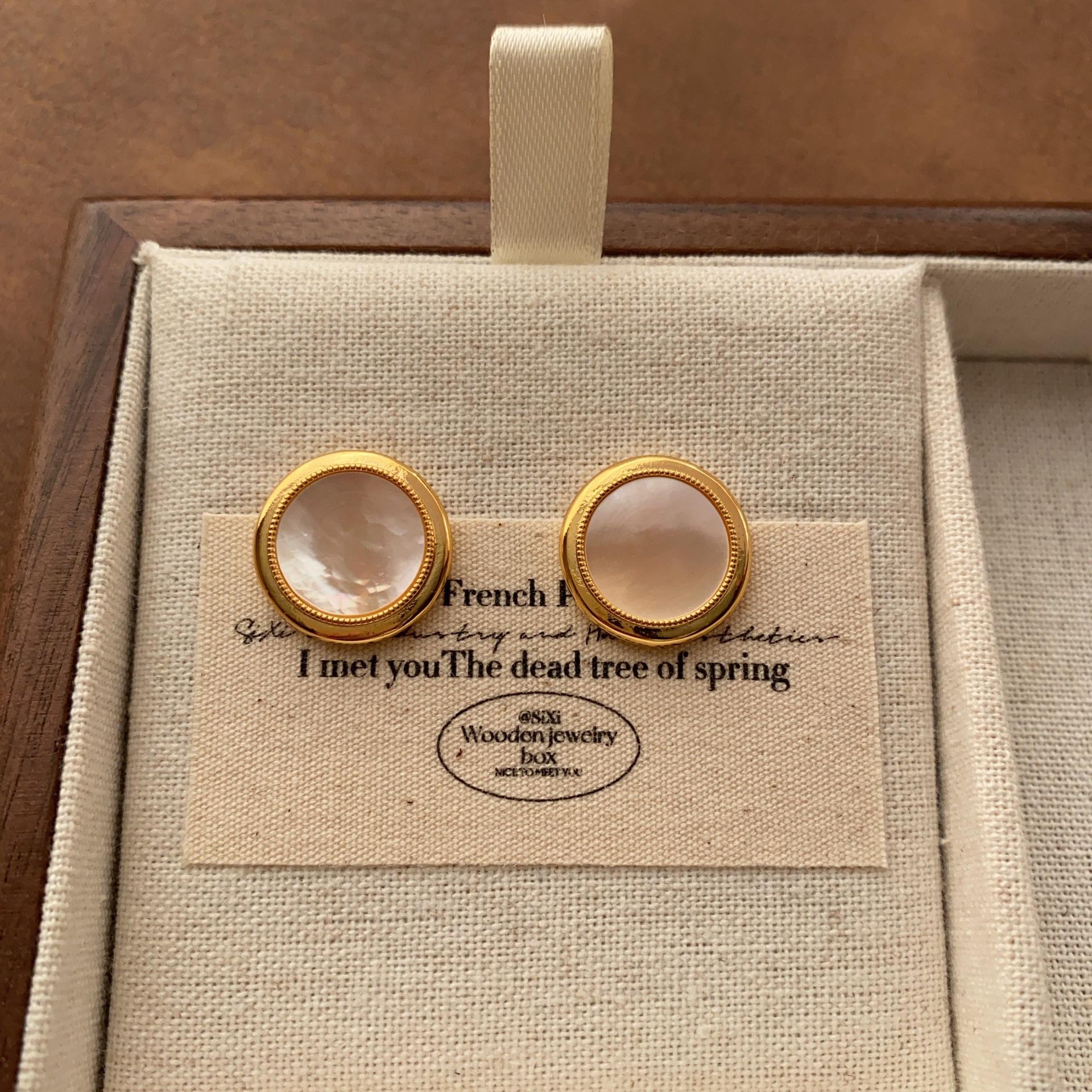 Retro elegant fritillary shell stud earrings light luxury natural texture fashion high sense commuter versatile earrings women