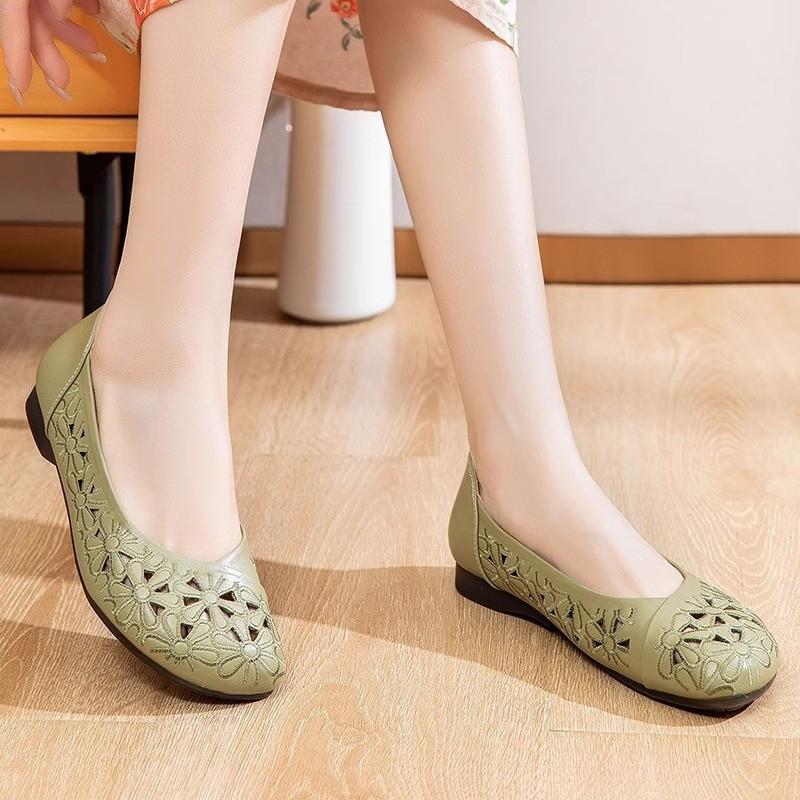 Spring and summer four seasons 2025 new mother middle-aged and elderly comfortable embroidery hollow flat bottom casual Doudou women's shoes