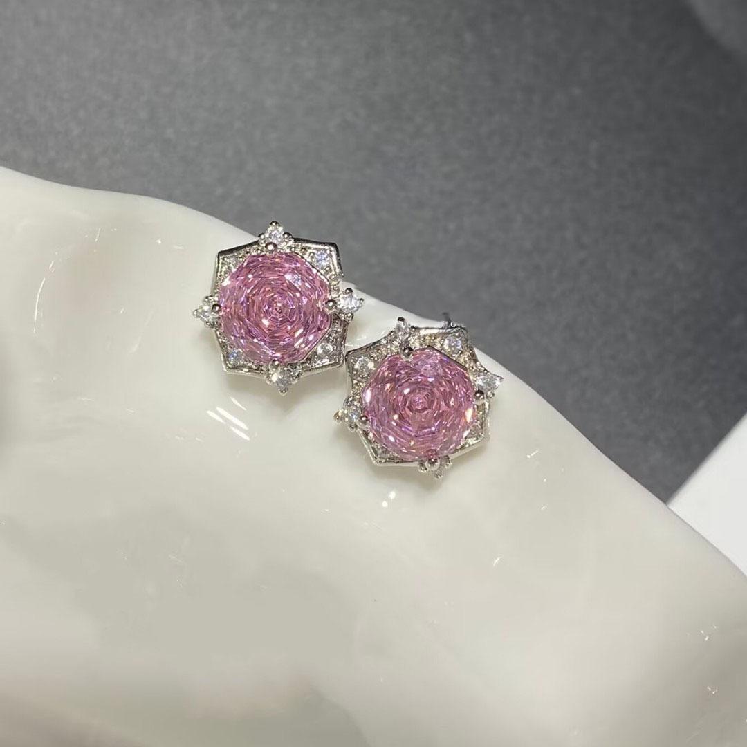 

Zir*****ctagonal rose flower stud earrings exquisite light luxury temperament earrings versatile niche high-end earrings