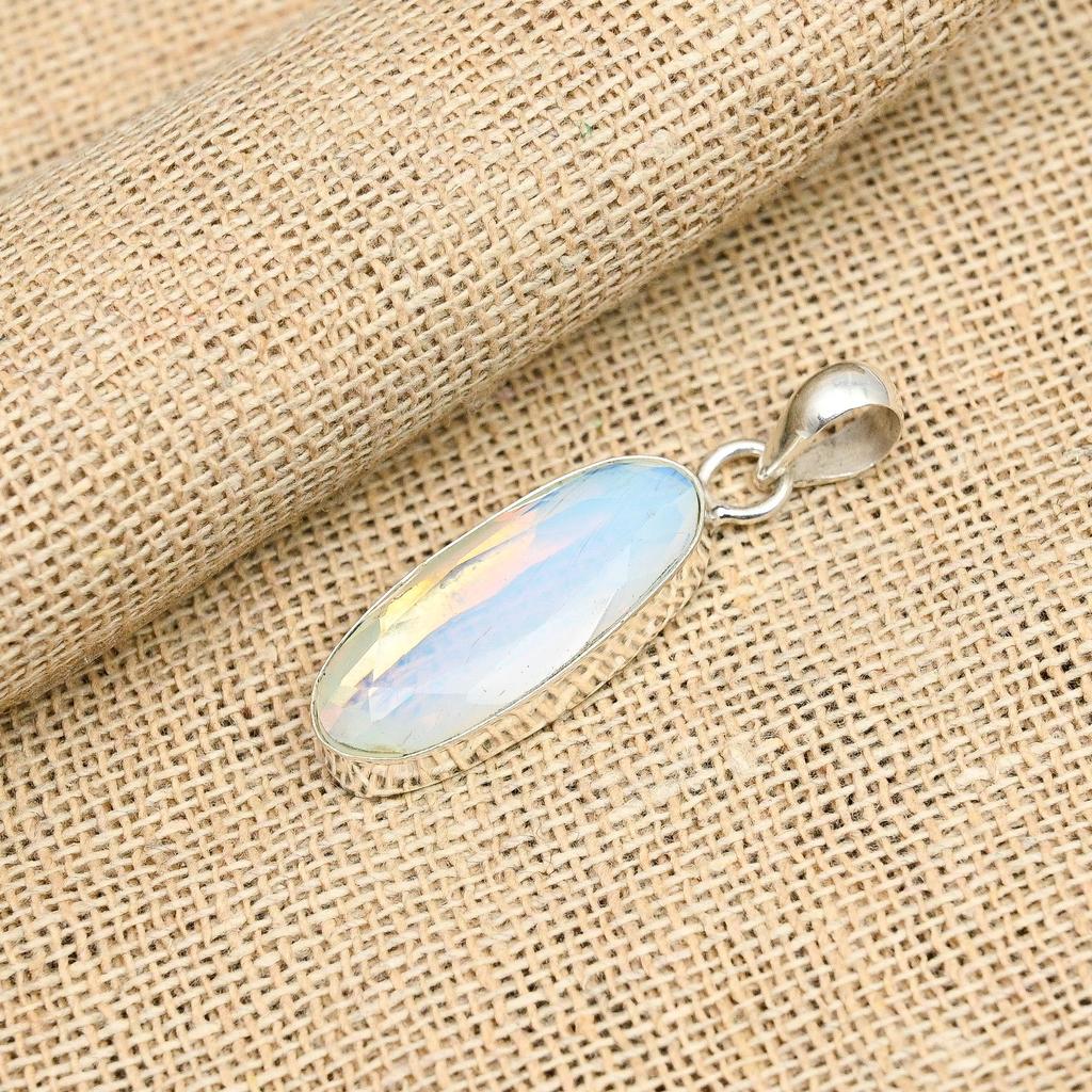 Milky Opal Gemstone Handgjorda 925 Sterling Silver Smycken Härligt hänge för kvinnor