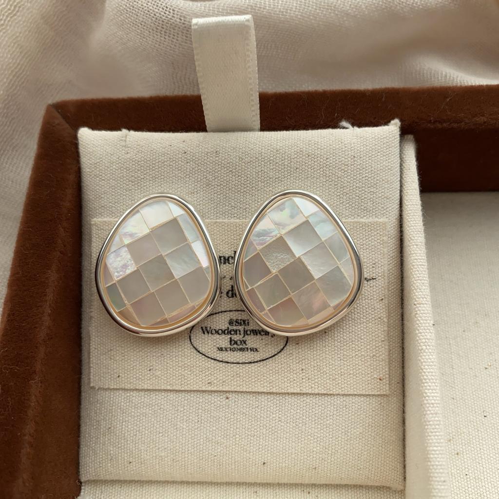 Round Square Classic Shell Stud Earrings Retro Elegance Light Luxury Temperament Versatile Niche Simple And Exquisite