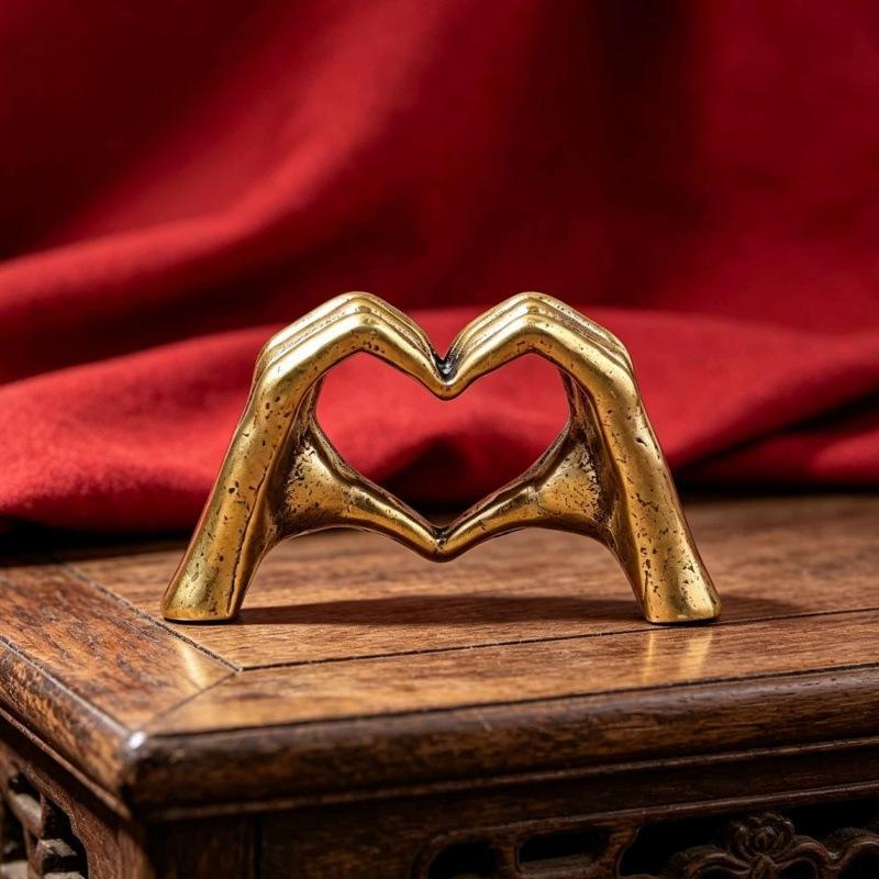 Vintage Brass Heart-Shaped Hand Statue, Love Hand Sculpture Model Ornament Home Office Desktop Decor