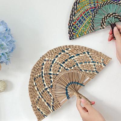 Handmade Straw Weaving Fan Natural Sea Grass Raffia Hand Fan Semicircular Woven Palm Leaf Handheld Fan Summer Cooling Fan Wedding Party Decoration