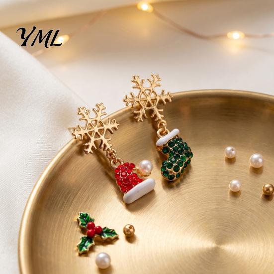 Christmas Party Outfit Accessories 1 Pair Earrings, Sparkling Snowflake Red Santa Hat Green Elegant Holiday Dangle Earrings Stocking Asymmetric