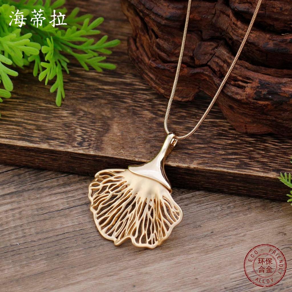 New Dumb Hollow Geometric Ginkgo Biloba Small Pendant for Women's Simple and Advanced Ginkgo Biloba Versatile Necklace