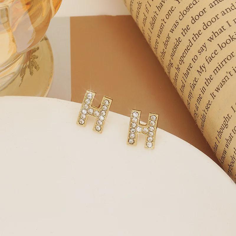 Elegante Silbernadel-Diamant-Buchstabenohrringe für Damen – Hochwertiges, trendiges, minimalistisches Design