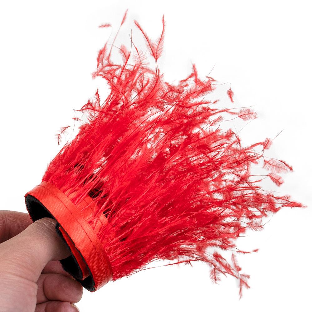 

Стопорные кольца на краях ткани с обожженным шелковым краем используются для лент для волос на запястьях и других костюмированных представлений. красный