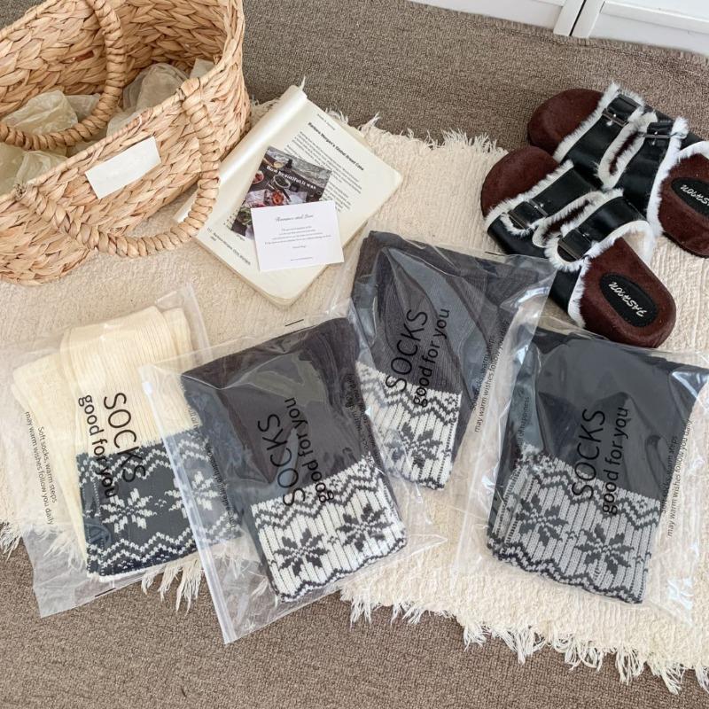 Fell Island Retro Knitted Layered Stockings for Women - Autumn/Winter Thick and Warm Grey Mid-Calf Leg Socks - Reindeer Snowflake Leg Covers