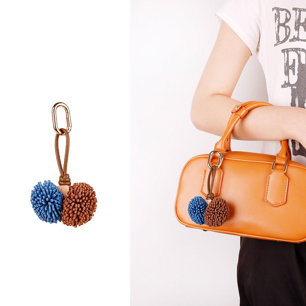 Portachiavi e Ciondolo per Borsa con Nappa a Forma di Palla di Bacca di Bayberry in Stile Zhang Yuanying