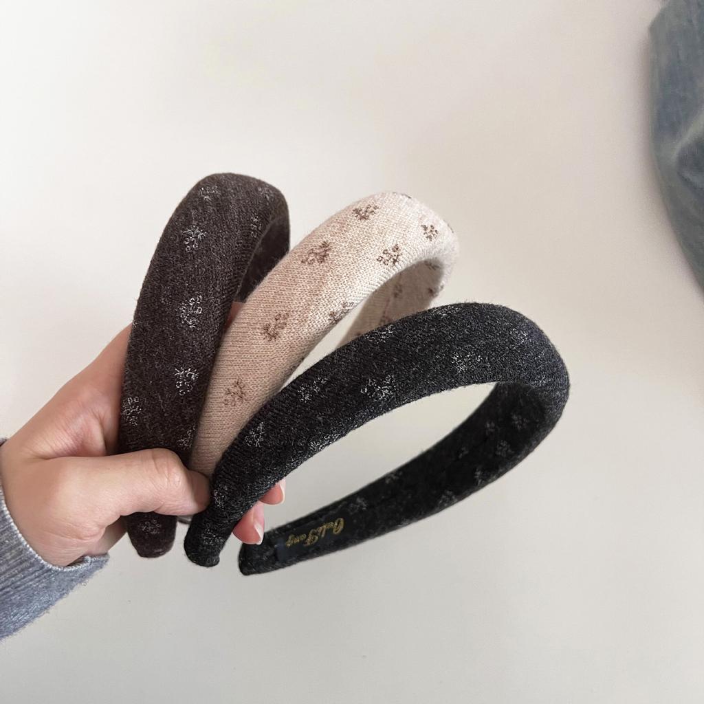 Retro Floral Knit Sponge Headband for Women, A Sophisticated and Versatile Headband for All Occasions.
