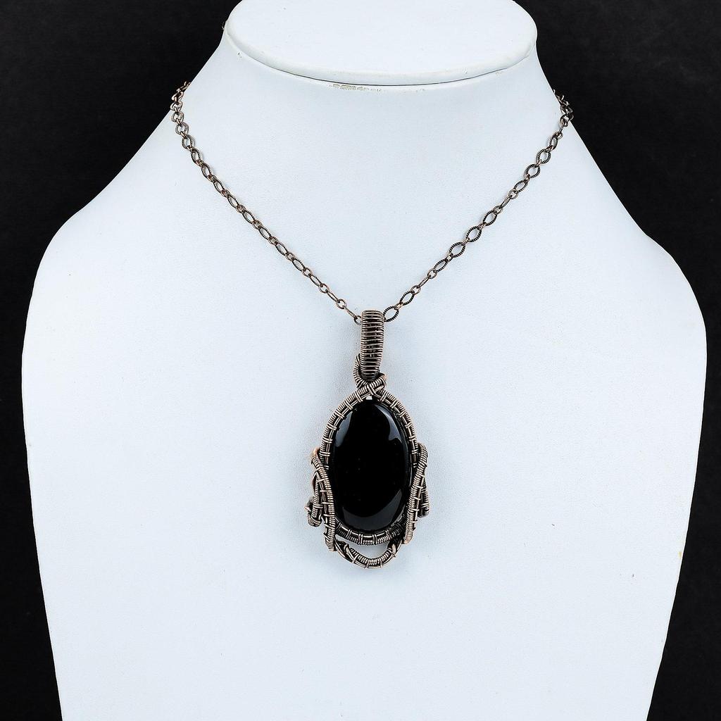 Fantastisk Ädelsten av Svart Onyx Handgjort Smyckeshänge med Ren Koppartrådsvirning